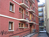 Rampas al exterior. Accesible. Vivienda unifamiliar. Los pasamanos se referenciaran hasta el suelo, en el inicio de la misma. 