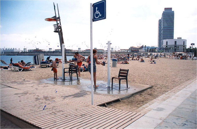 Accesibilidad en las playas. Pasarelas y duchas accesibles. Sillas fijas para ducharse sentado. 