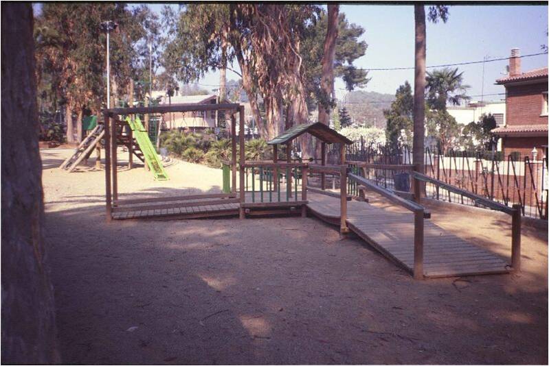 Mobiliario Urbano. Parque Infantil accesible mediante rampas. 