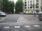 Carril-bici: Integrado en paso de peatones. 