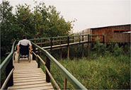 Accesibilidad en espacios verdes. Acceso a mirador por rampa de suave pendiente. 