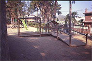 Mobiliario Urbano. Parque Infantil accesible mediante rampas. 