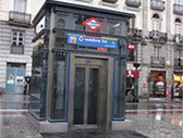 Ascensores en el exterior accesible. Acceso a nivel. Puerta amplia. 