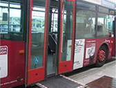 Autobús de piso bajo. Para acceder dispone de rampa telescópica. 