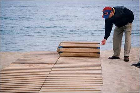 Accesibilidad en las playas. Pasarela accesible imprescindible que llegue hasta el agua. Ultimo tramo no fijo para facilitar mantenimiento. 