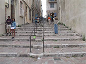 Escaleras al exterior. No Accesible. Faltan barandillas a doble altura y a ambos lados. 