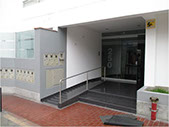 Rampas al exterior. Accesible. Suave pendiente. Falta pasamanos lateral y señalización invidentes. 