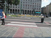 Paso de peatones. Accesible. Señalización de color diferente. Falta protección en la espera intermedia. 