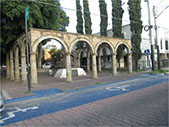 Aparcamientos reservados adaptados. Rampa acceso acera bien referenciada por su contraste de color. 