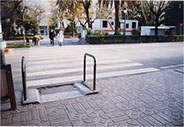 Vados de peatones: No accesible. Excesiva pendiente. Falta protección. Paso de peatones con agujero peligroso. Vado estrecho. 
