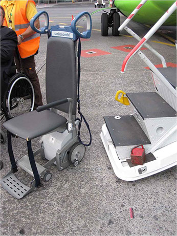 Silla estrecha. Se utiliza con la ayuda de terceras personas para subir por la escalera, y acercar al pasajero con grandes discapacidades en su 