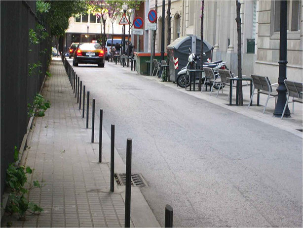Itinerario mixto: Correctamente pavimentado. Protección itinerario mediante jardineras y fitones. 