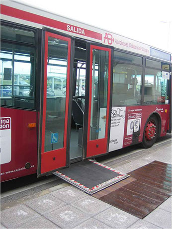 Autobús de piso bajo. Para acceder dispone de rampa telescópica. 
