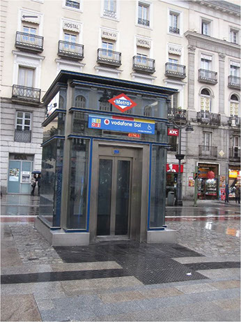 Ascensores en el exterior accesible. Acceso a nivel. Puerta amplia. 