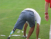 Jugador de golf amputado:Jugador de golf amputado de una pierna, con una prótesis ortopédica.&nbsp; 
