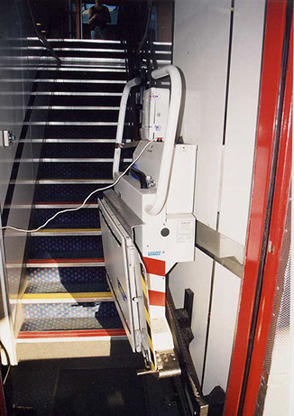 En la imagen se observa un acceso al piso superior para personas con grandes discapacidades en su movilidad, mediante plataforma montaescaleras.