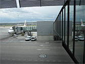 Acceso al avión mediante pasarela (finguer). 