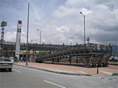 Paso de peatones: Paso elevado por rampa, accesible. Doble barandilla. Rellanos intermedios. 