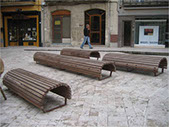 Mobiliario Urbano. Banco no accesible. Falta respaldo y apoyabrazos. Altura baja. 