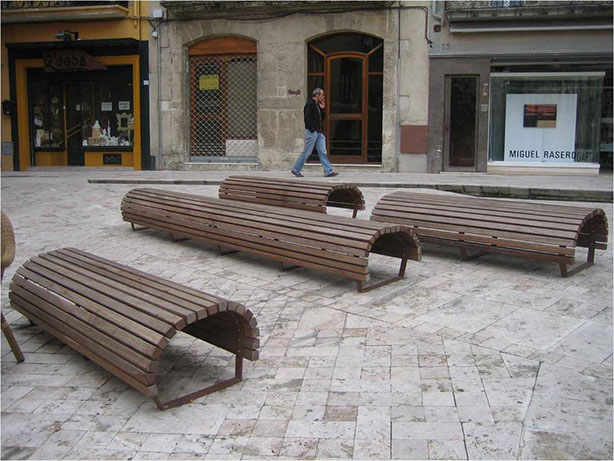 Mobiliario Urbano. Banco no accesible. Falta respaldo y apoyabrazos. Altura baja. 