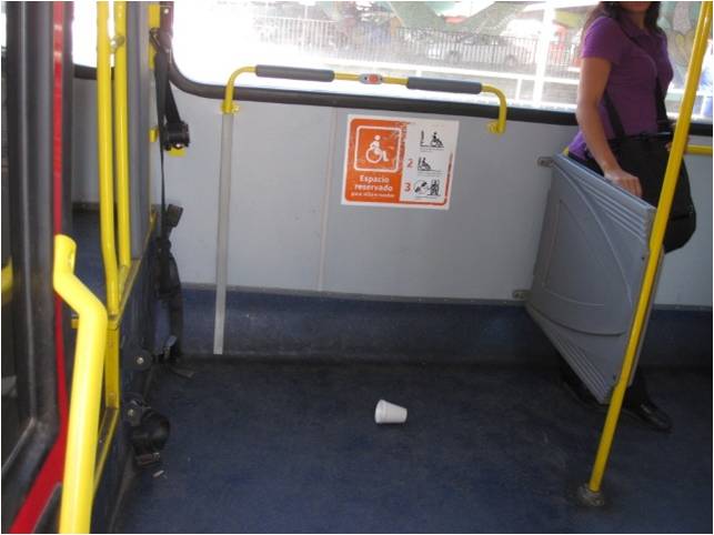 En la imagen se observa el interior de un autobús. Interior de autobús. Espacio reservado para personas con discapacidad y acompañantes. 