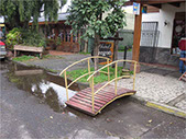 Vados de peatones. no accesible. excesiva pendiente. Sin referenciar al no ocupar todo el paso de peatones, peligro de accidentes con escalón. 