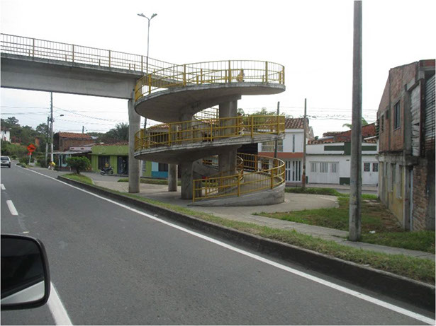 Paso de peatones no accesible. Paso elevado. Combinación de escaleras y rampa. Pendiente excesiva. 