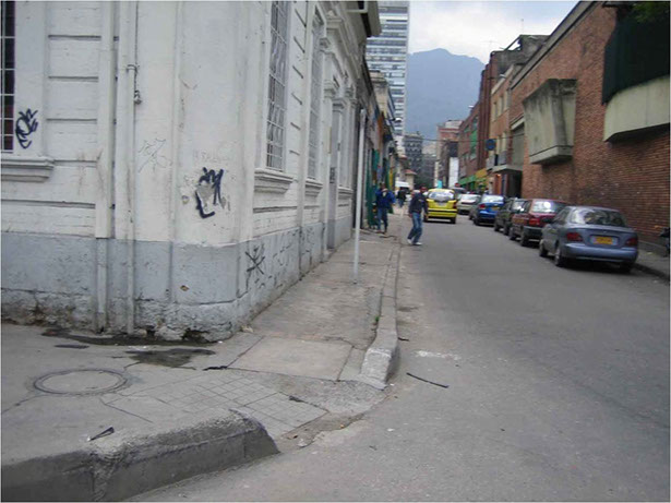 Itinerario de peatones: No accesible. Falta de espacio y mantenimiento.