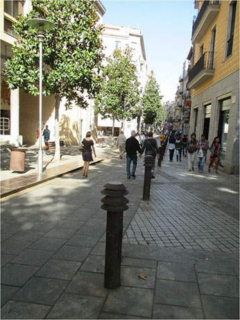 Mobiliario Urbano. Fitones accesibles. Paso libre suficiente. Altura correcta. 