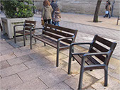 Mobiliario Urbano. Banco-silla accesible. Altura correcta con apoyabrazos. 